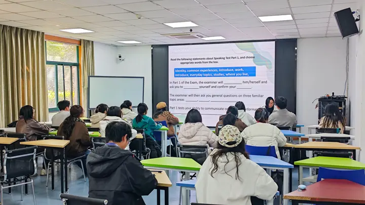 老师讲解，同学们在教室认真听课